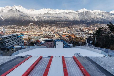 Das Flutlicht in Innsbruck soll zeitnah kommen. (Archivbild) Foto: Daniel Karmann/dpa
