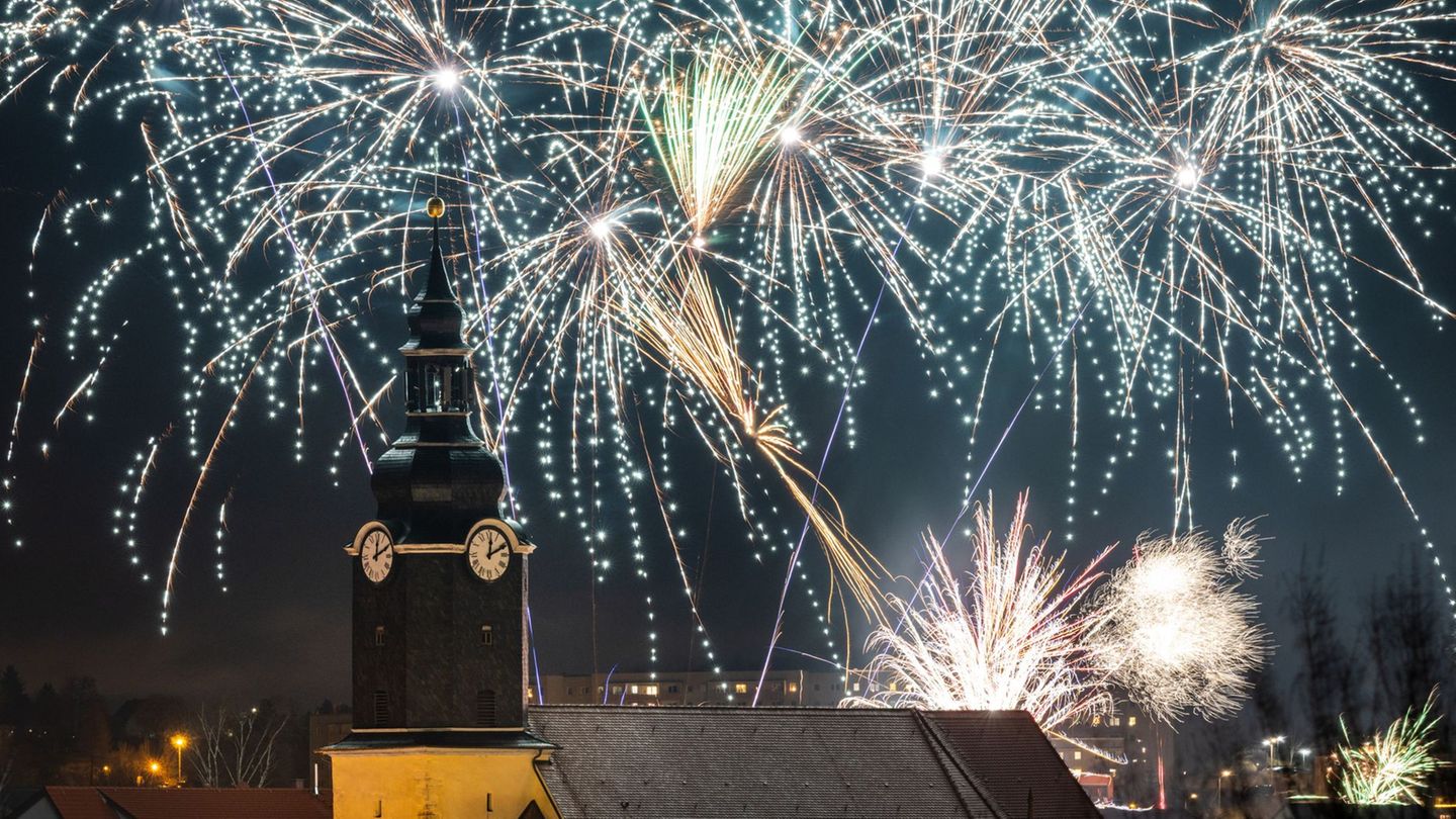 Wer die Silvesternacht draußen feiern möchte, muss vorsichtig sein. (Archivbild) Foto: Michael Reichel/dpa