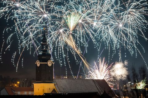 Wer die Silvesternacht draußen feiern möchte, muss vorsichtig sein. (Archivbild) Foto: Michael Reichel/dpa