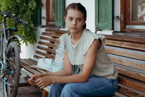 Sophia Gruber (Ylvi Unertl) macht sich Sorgen um den Gesundheitszustand ihrer neuen Freundin Mia. "Der Bergdoktor" geht in die 1