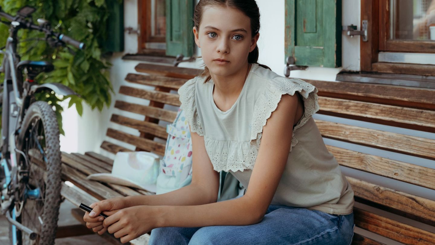 Sophia Gruber (Ylvi Unertl) macht sich Sorgen um den Gesundheitszustand ihrer neuen Freundin Mia. "Der Bergdoktor" geht in die 1