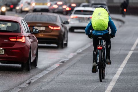 Mehrere Menschen stürzten mit ihren Rädern auf glatten Straßen. (Symbolbild) Foto: Robert Michael/dpa