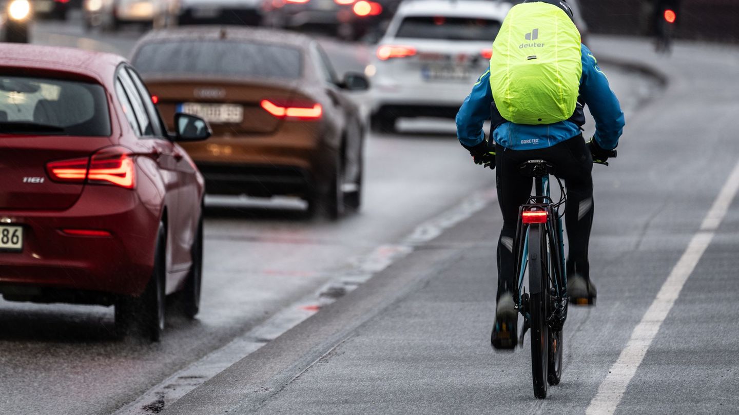 Mehrere Menschen stürzten mit ihren Rädern auf glatten Straßen. (Symbolbild) Foto: Robert Michael/dpa