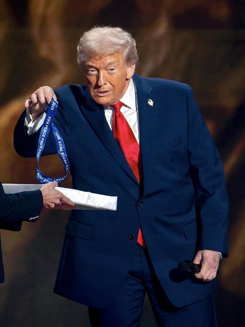 Donald Trump schnappt sich die FIFA-Friedensmedaille (l.) und schläft während einer Pressekonferenz (r.)