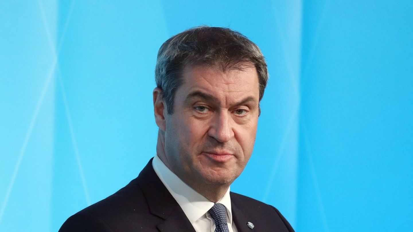 Markus Söder ist nach der Operation vorerst auf Krücken angewiesen.