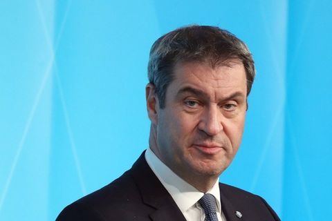 Markus Söder ist nach der Operation vorerst auf Krücken angewiesen.