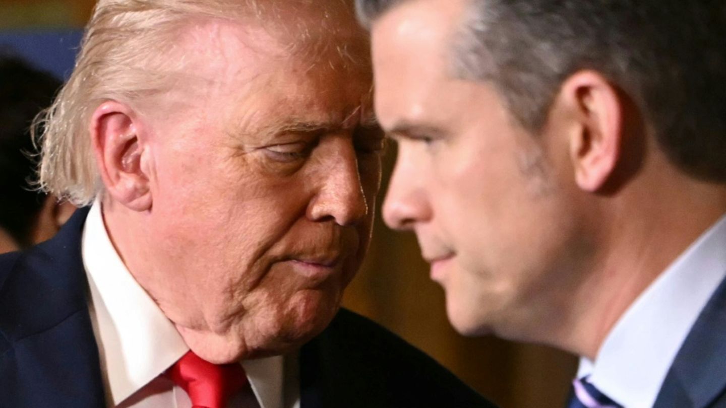 Donald Trump (l.) und Pentagon-Chef Pete Hegseth