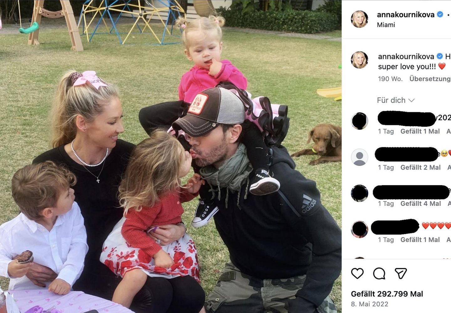 Enrique Iglesias und Anna Kournikova mit ihren drei Kindern im Jahr 2022