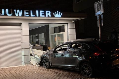 Bislang unbekannte Täter fuhren mit diesem Wagen durch die Glasscheibe in ein Schmuckgeschäft in Kleve und öffneten gewaltsam Vi