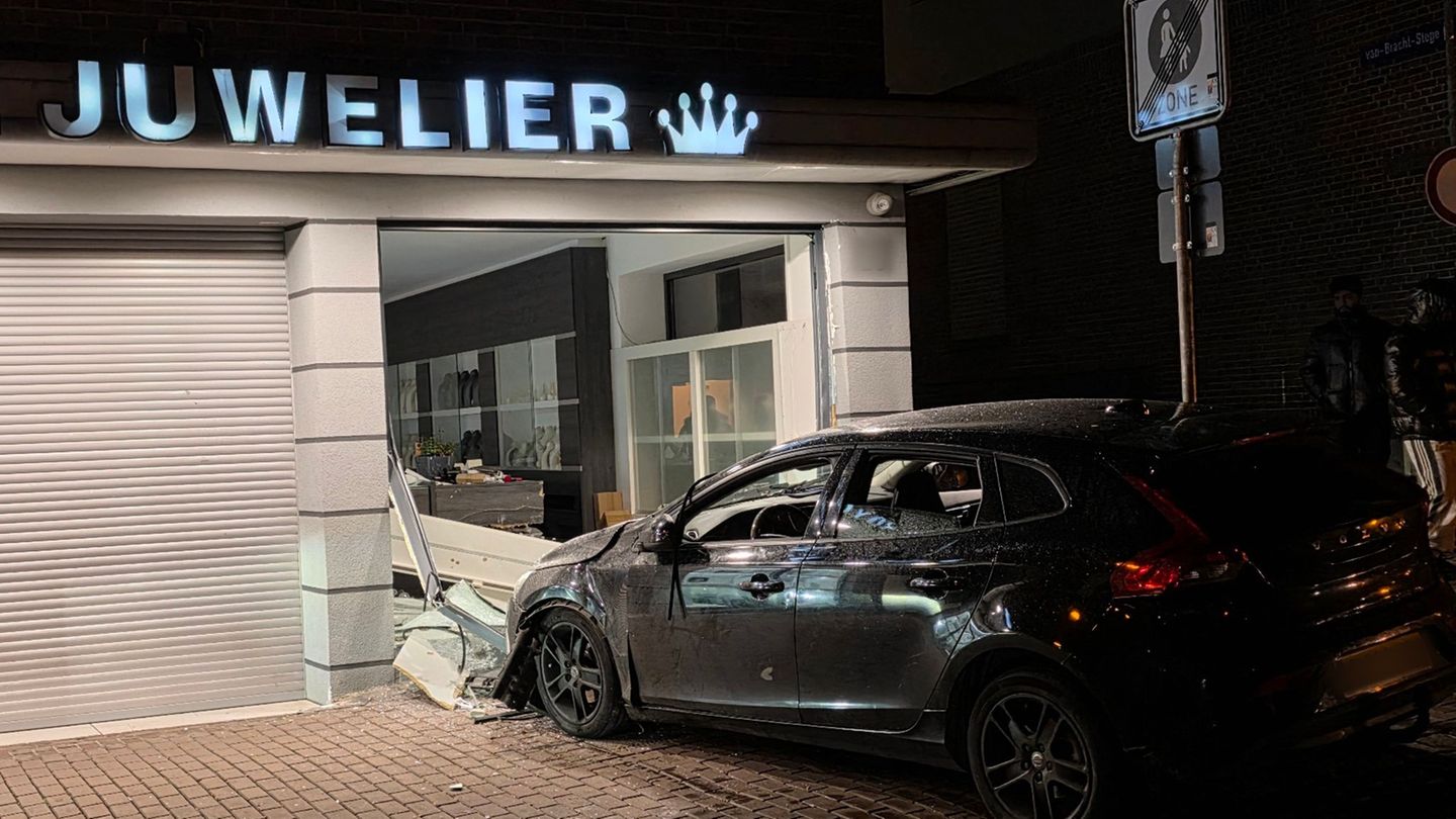 Bislang unbekannte Täter fuhren mit diesem Wagen durch die Glasscheibe in ein Schmuckgeschäft in Kleve und öffneten gewaltsam Vi