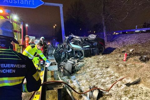 Mehrere Helfer und Helferinnen reagierten laut Feuerwehr vorbildlich und versorgten den verletzten Fahrer. Foto: -/Berufsfeuerwe