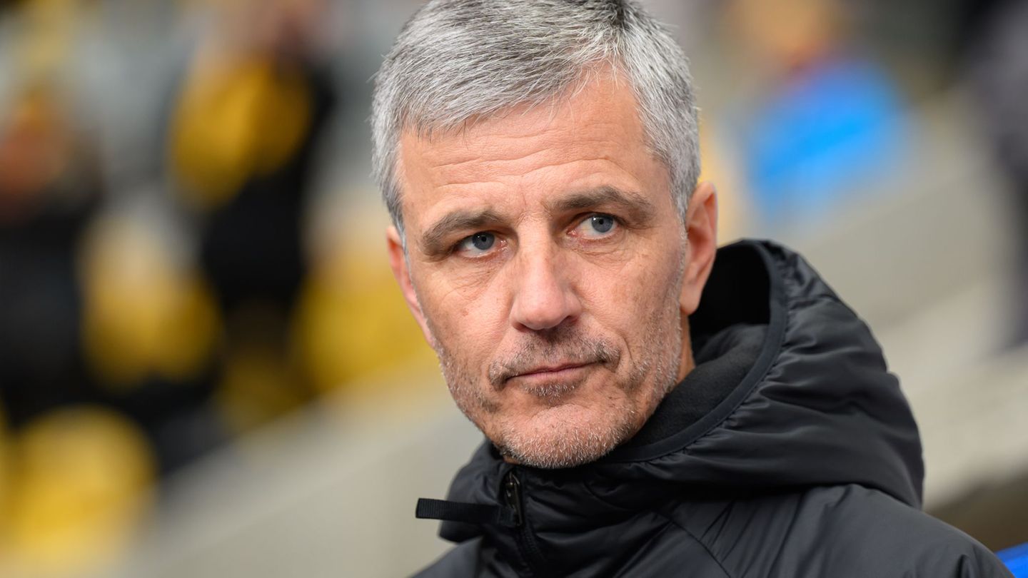 Jens Härtel will mit Aue in der Tabelle klettern. (Archivbild) Foto: Robert Michael/dpa