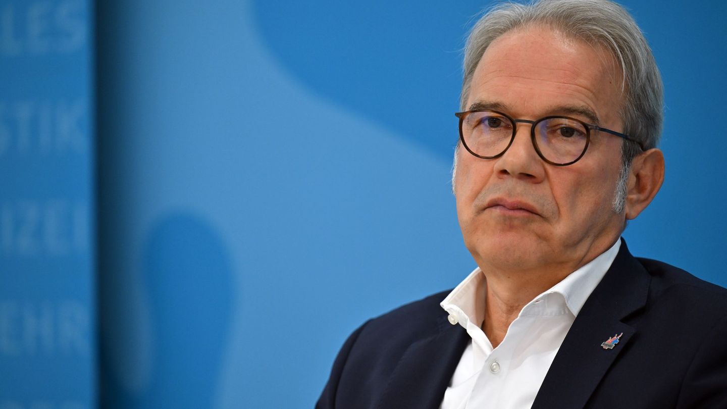 Respektvoller Umgang mit Einsatzkräften ist in der Silvesternacht nötig, so Maier. (Archivfoto) Foto: Martin Schutt/dpa