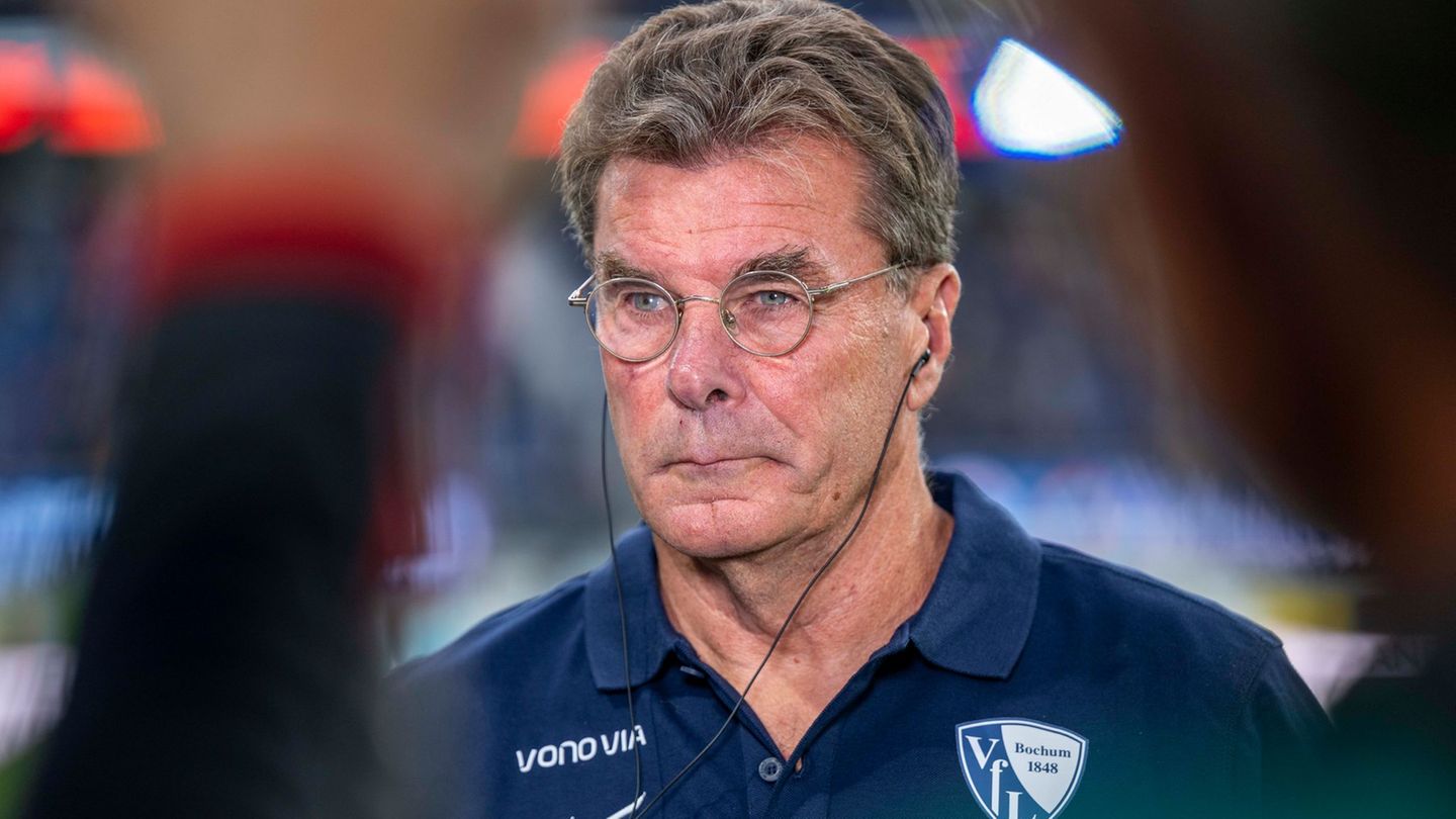 Enttäuschung bei Dieter Hecking über das Aus in Bochum. (Archivbild) Foto: David Inderlied/dpa
