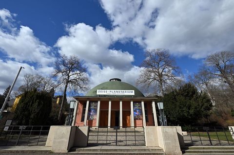 Vor seinem 100. Geburtstag wird das Zeiss-Planetarium schick gemacht und dafür zum Jahresende 2025 vorerst geschlossen. (Archivf