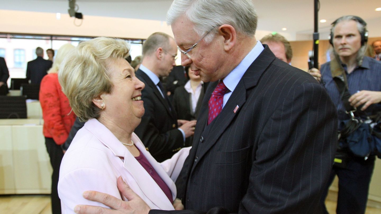 Der damalige hessische Ministerpräsident Roland Koch (CDU) umarmt die ehemalige hessische FDP-Vorsitzende Ruth Wagner. (Archivbi