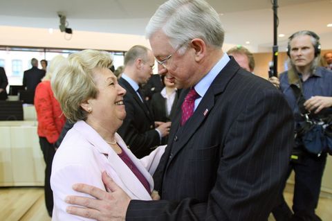 Der damalige hessische Ministerpräsident Roland Koch (CDU) umarmt die ehemalige hessische FDP-Vorsitzende Ruth Wagner. (Archivbi