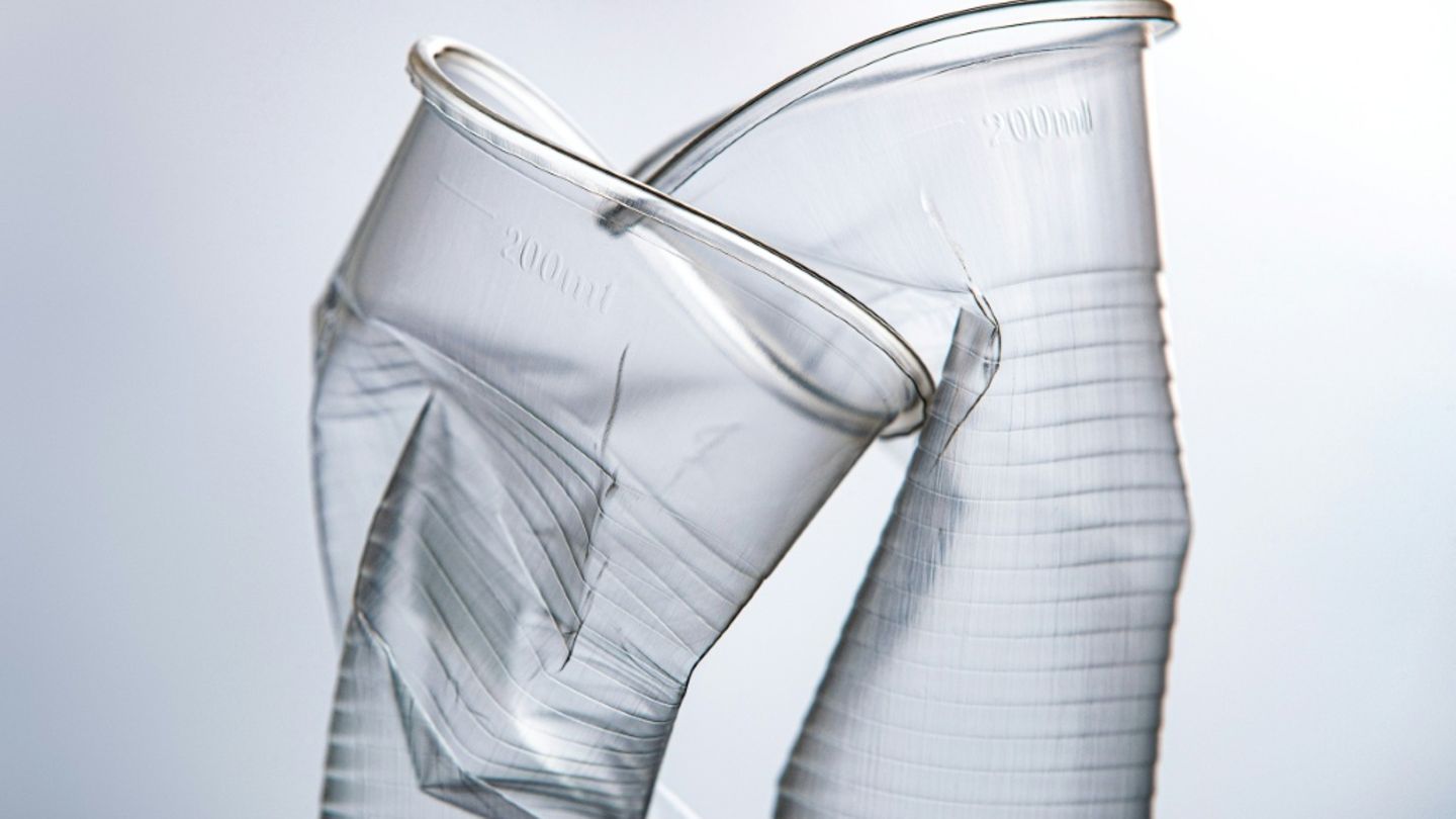 Wegwerf-Plastikbecher