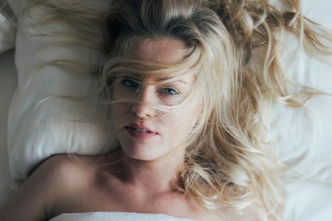 Sex und Orgasmus: Frau liegt im Bett