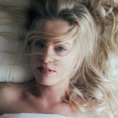 Sex und Orgasmus: Frau liegt im Bett