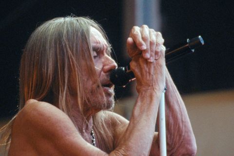 Beim Konzert in der Zitadelle Spandau wendet sich Iggy Pop auch immer wieder an "seine" Berliner.