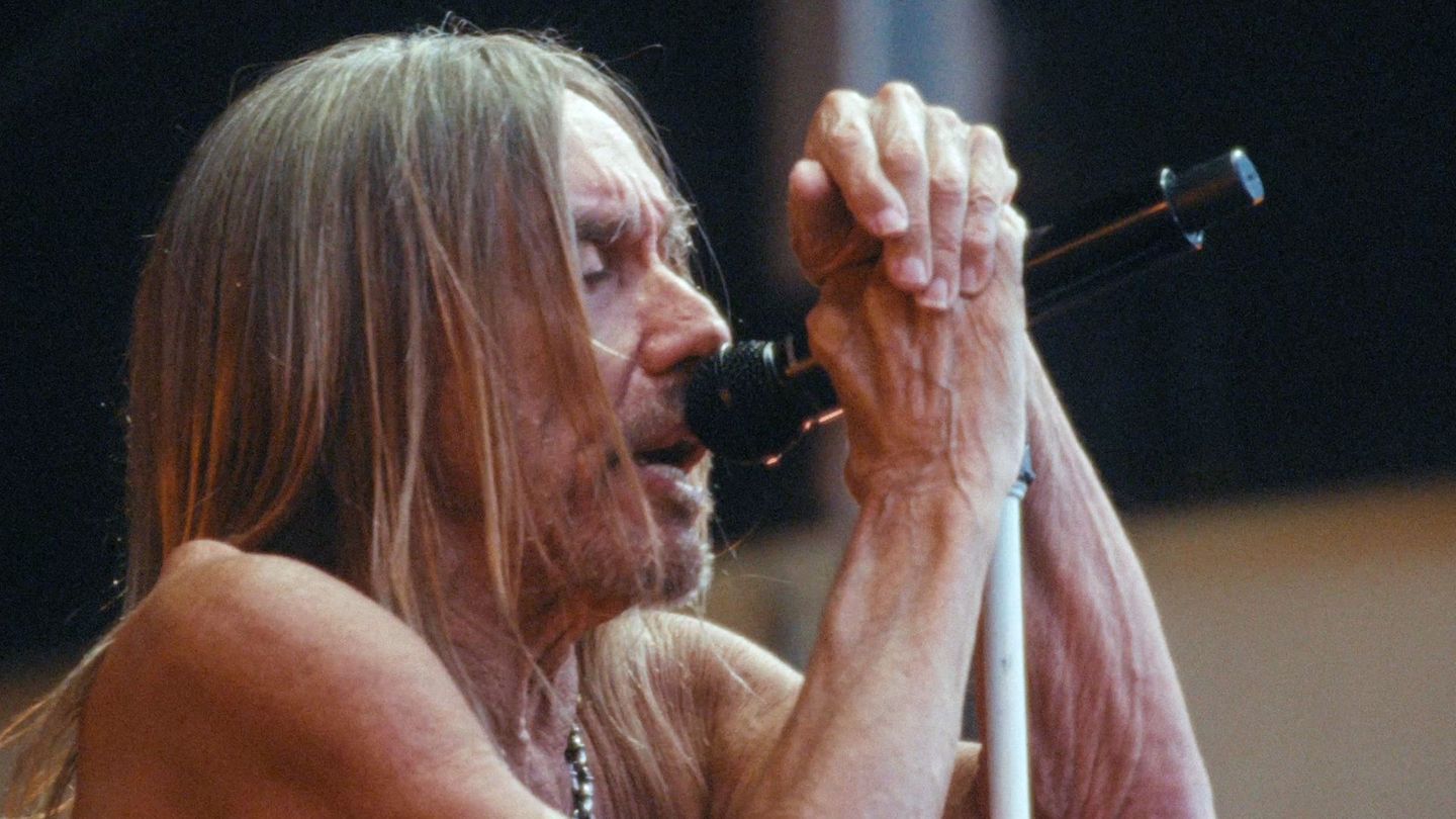 Beim Konzert in der Zitadelle Spandau wendet sich Iggy Pop auch immer wieder an "seine" Berliner.