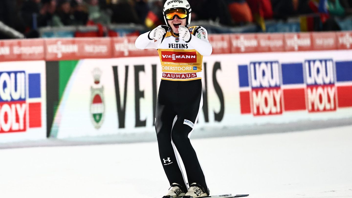 Fliegt allen davon: Domen Prevc. Foto: Daniel Karmann/dpa