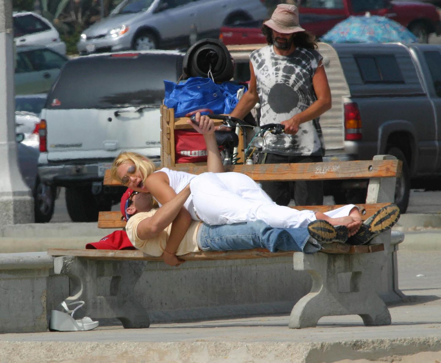 Anna Kournikova und Enrique Iglesias knutschen auf einer Parkbank in Jahr 2003