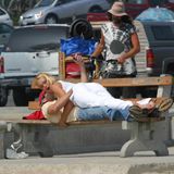 Anna Kournikova und Enrique Iglesias knutschen auf einer Parkbank in Jahr 2003