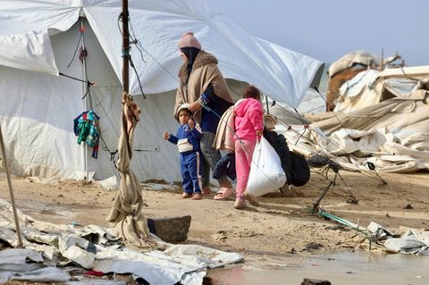 Mutter mit Kindern in einem Flüchtlingslager im Gazastreifen