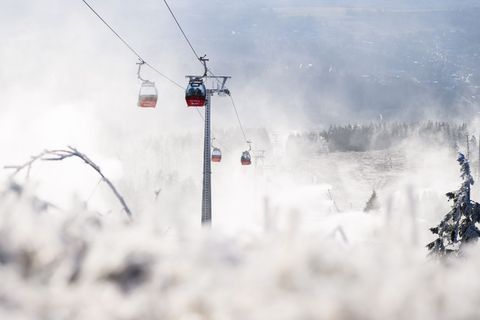 Im Bergland wird es stürmisch - und winterlich. Foto: Julian Stratenschulte/dpa