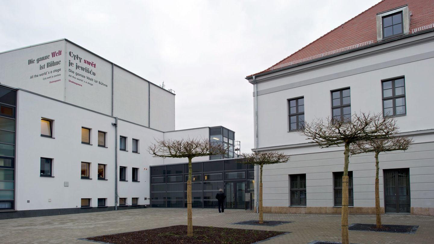 Das Deutsch-Sorbische Volkstheater hat 2025 mehr als 120.000 Gäste nach Bautzen gelockt. (Archivbild) Foto: Arno Burgi/dpa-Zentr