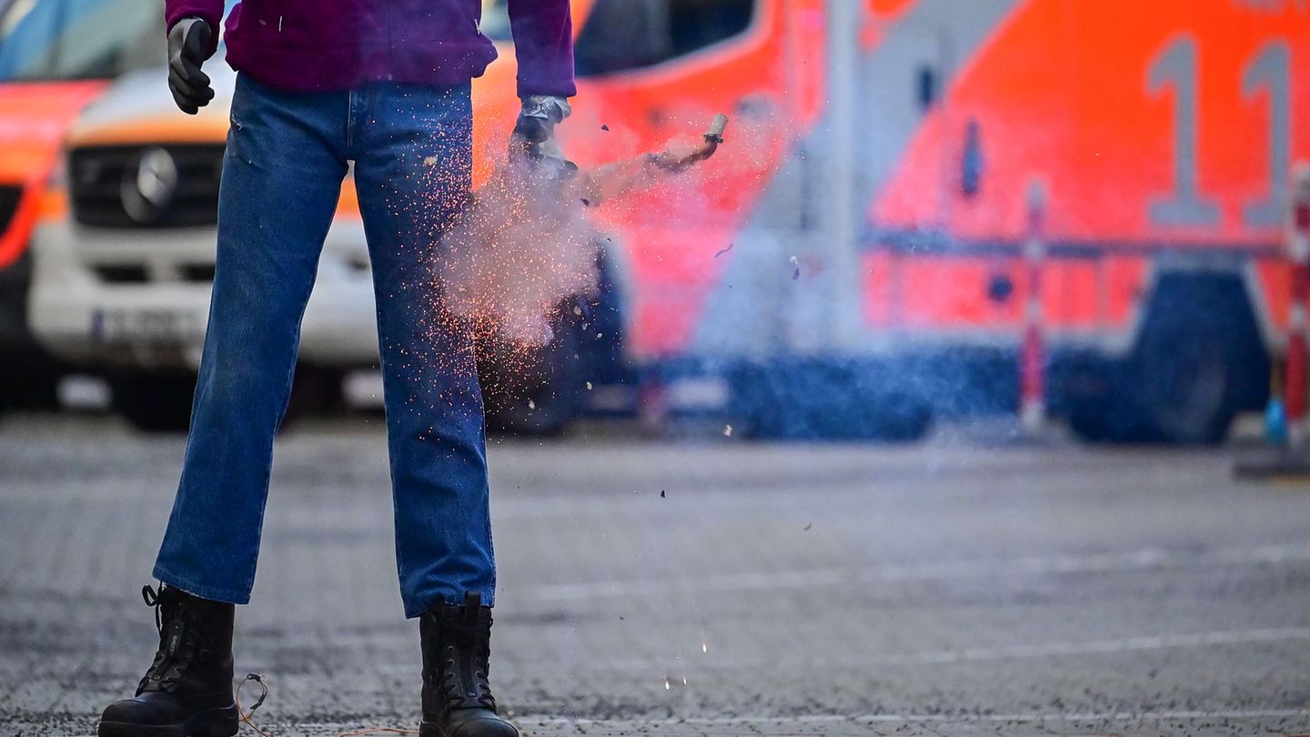Gefährliche Mutproben an Silvester können zu schweren Verletzungen führen. (Symbolfoto) Foto: Sebastian Christoph Gollnow/dpa