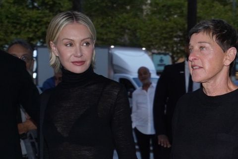 Als Ellen DeGeneres (r.) mit Ehefrau Portia de Rossi im September durch Paris lief, trug sie noch graue Haare.