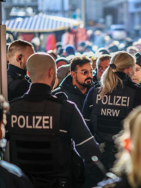 Aufgebrachte Kunden sammeln sich vor der ausgeraubten Sparkasse in Gelsenkirchen.
