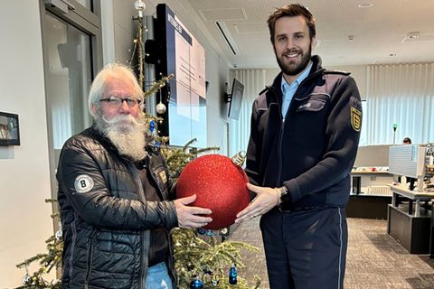 Die vermeintlich gestohlene Weihnachtskugel kehrte zum Besitzer zurück. Foto: Polizei Offenburg/dpa