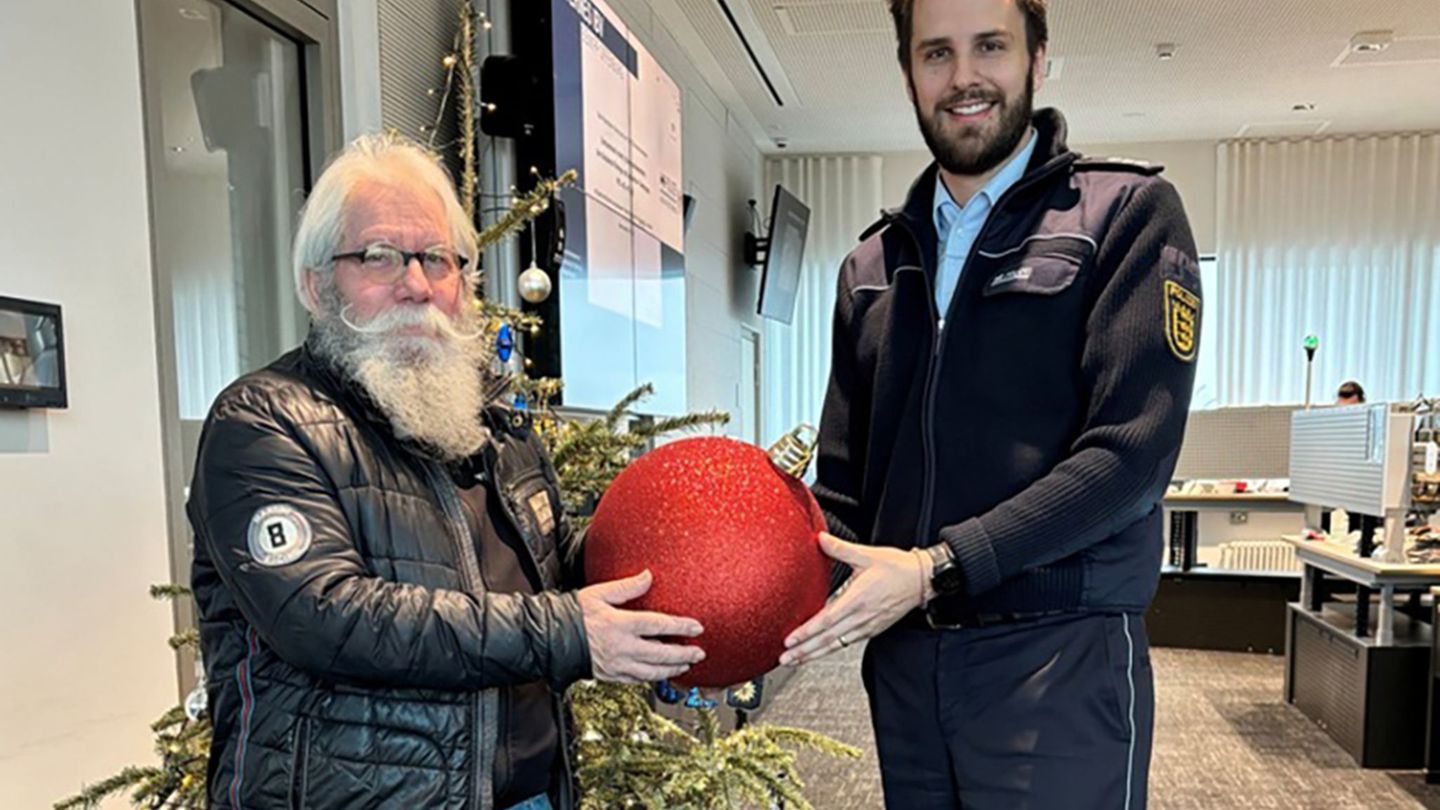 Die vermeintlich gestohlene Weihnachtskugel kehrte zum Besitzer zurück. Foto: Polizei Offenburg/dpa