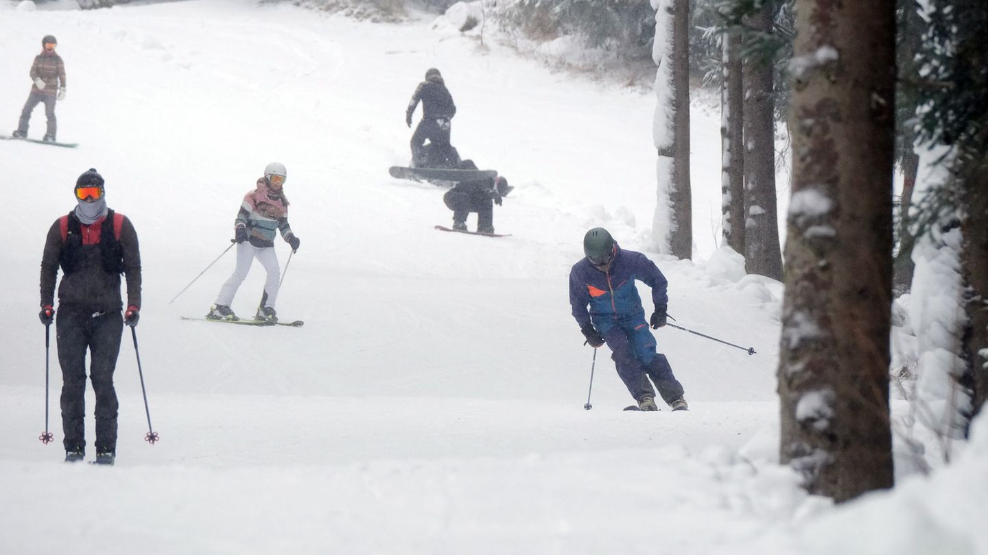 Nach langem Warten ist am Fichtelberg die erste Skipiste geöffnet. Foto: Sebastian Willnow/dpa