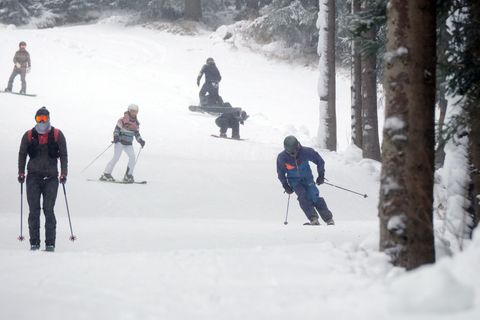 Nach langem Warten ist am Fichtelberg die erste Skipiste geöffnet. Foto: Sebastian Willnow/dpa