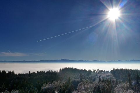 Laut einer vorläufigen Auswertung des DWD geht 2025 als eines der fünf sonnigsten Jahre seit 1951 in die Bilanz ein. (Archivbild