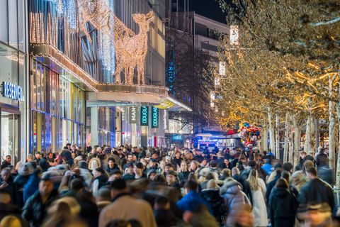 Zwischen den Jahren wird es voll in der Frankfurter Fußgängerzone. Foto: Andreas Arnold/dpa