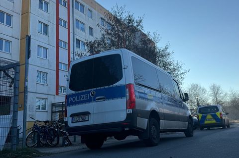 Bei einem Großeinsatz in Berlin-Hellersdorf sind am zweiten Weihnachtstag auch mehrere Polizisten verletzt worden. (Archivbild)