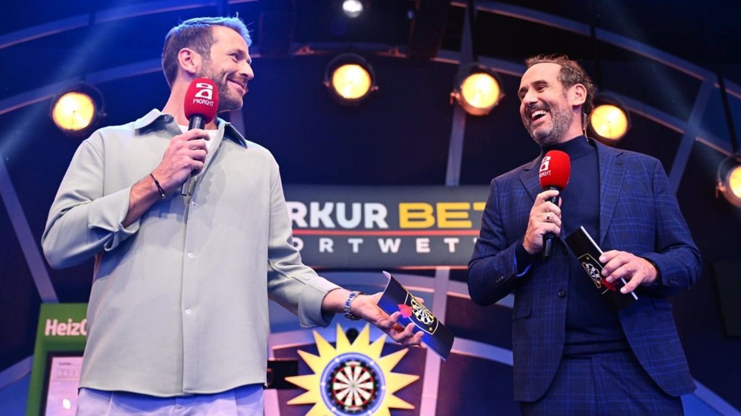 Christian Düren (l.) und Elmar Paulke begleiten wie 2025  "Die Promi-Darts-WM" 2026.