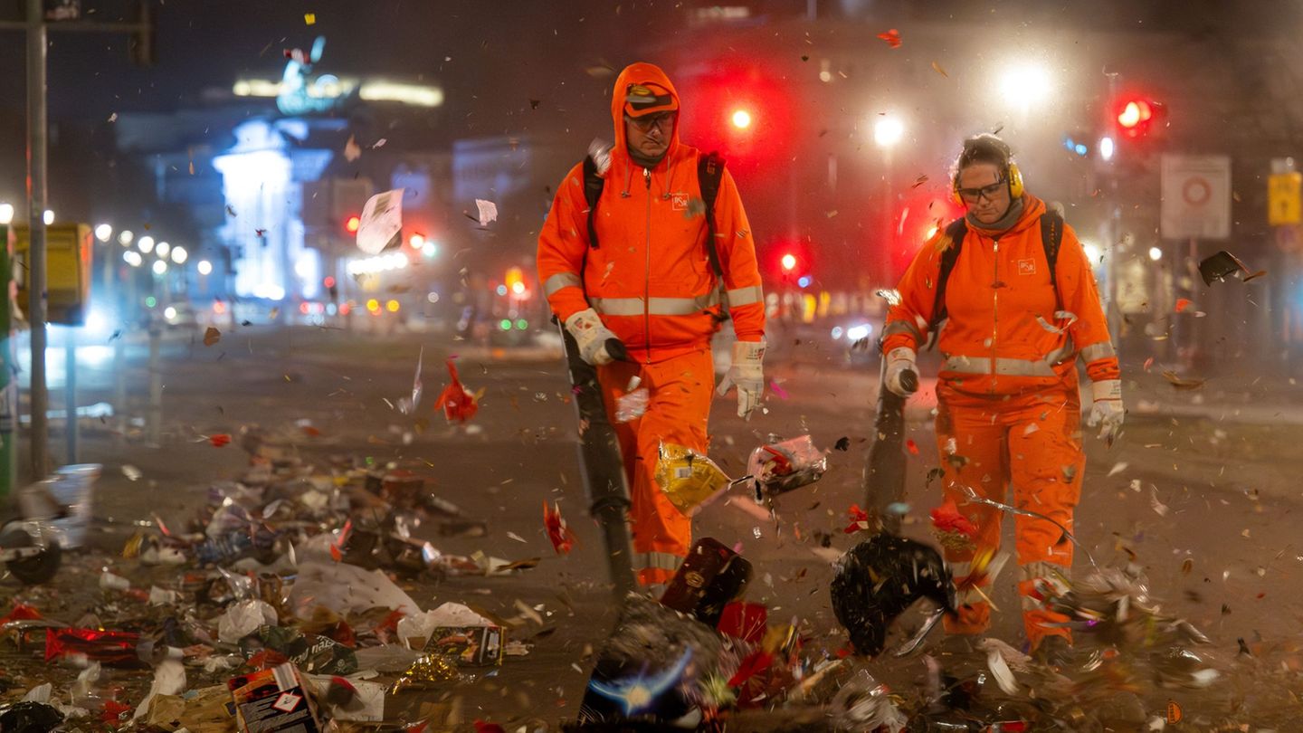 Die Stadtreinigung kümmert sich am Neujahrstag um das Aufräumen an bestimmten Schwerpunkten in Berlin. (Archivbild) Foto: Soeren