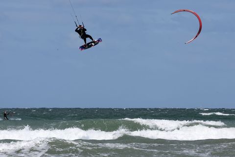 Vor Rügen musste ein Kiter aus dem eiskalten Wasser gerettet werden. (Symbolbild) Foto: Bernd Wüstneck/dpa