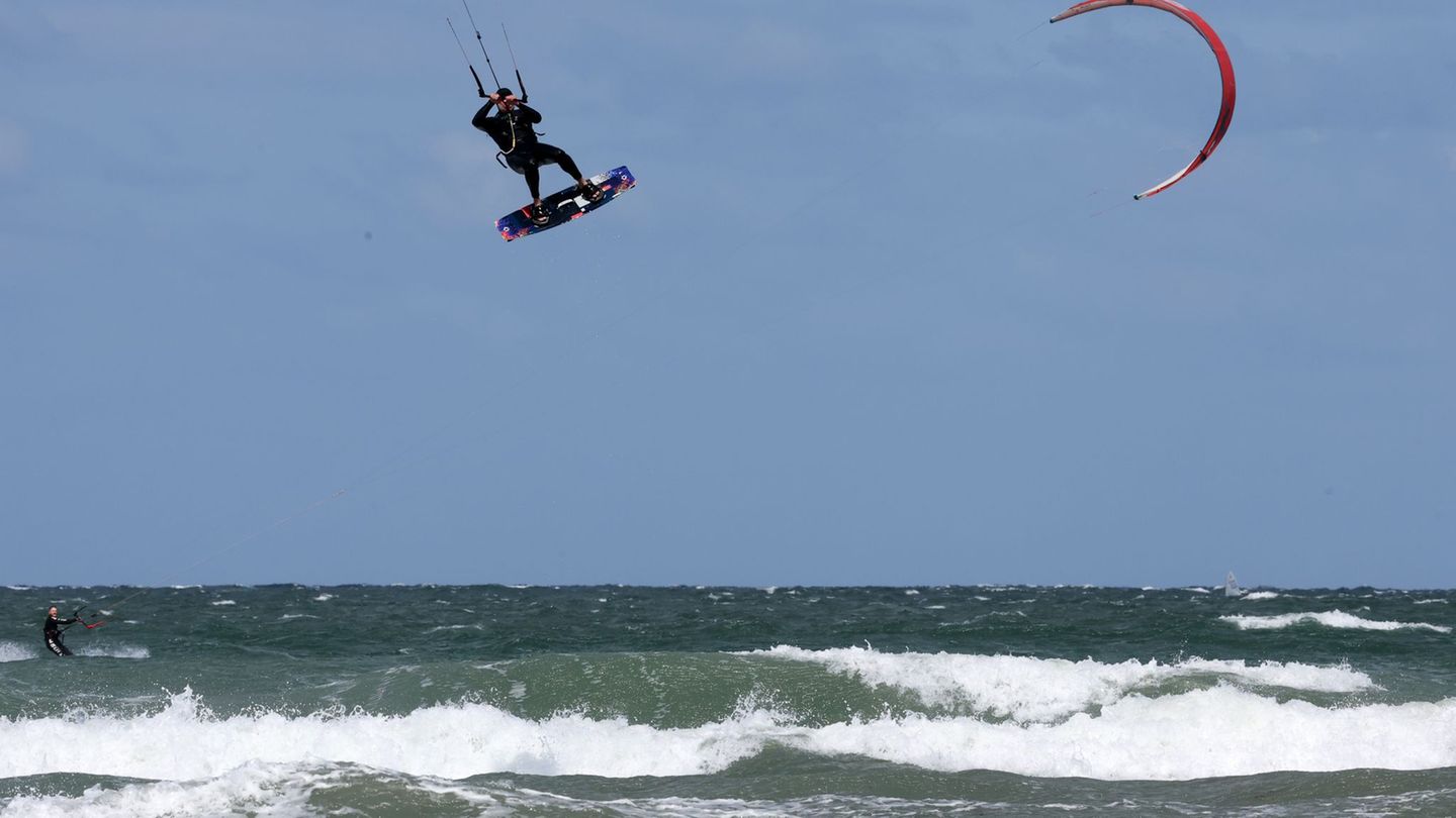 Vor Rügen musste ein Kiter aus dem eiskalten Wasser gerettet werden. (Symbolbild) Foto: Bernd Wüstneck/dpa