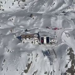 Die Bergwacht evakuierte fast 100 Menschen aus einem hoch gelegenen Skigebiet nach einem Seilbahn-Unfall in den italienischen Alpen
