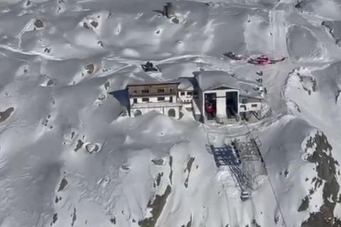 Die Bergwacht evakuierte fast 100 Menschen aus einem hoch gelegenen Skigebiet nach einem Seilbahn-Unfall in den italienischen Alpen