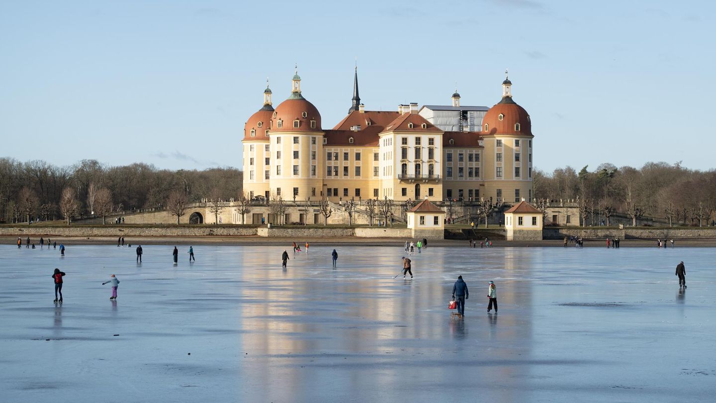 Moritzburg, Sachsen. Die Temperaturen in der sächsischen Gemeinde lagen nachts und auch tagsüber unter null Grad. Der Teich vor dem Schloss Moritzburg ist gefroren, sodass große und kleine Eisläufer sich dort tummeln können