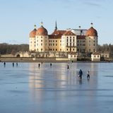 Moritzburg, Sachsen. Die Temperaturen in der sächsischen Gemeinde lagen nachts und auch tagsüber unter null Grad. Der Teich vor dem Schloss Moritzburg ist gefroren, sodass große und kleine Eisläufer sich dort tummeln können